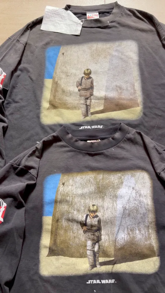 Proofing vs original SAINT Mxxxxxx × STAR WARS SW_LS TEE /DARTHVADER/BLK Star Wars co-branded model Darth Vader/Anakin Skywalker distressed long sleeves washed black S-XL printing from "STAR WARS Episode I/The Phantom Menace" "Anakin Skywalker" impressive poster visuals and the design of "Darth Vader" printed on the back The entire garment is hand-processed with dirt, washed with water, and printed with a distressed feel, which perfectly interprets the artistic specialty of NEW VINTAGE. In addition, the original co-branded main mark/wash mark/little angel anti-counterfeiting mark can be customized. It can be said that every detail of ZP is perfectly reproduced.